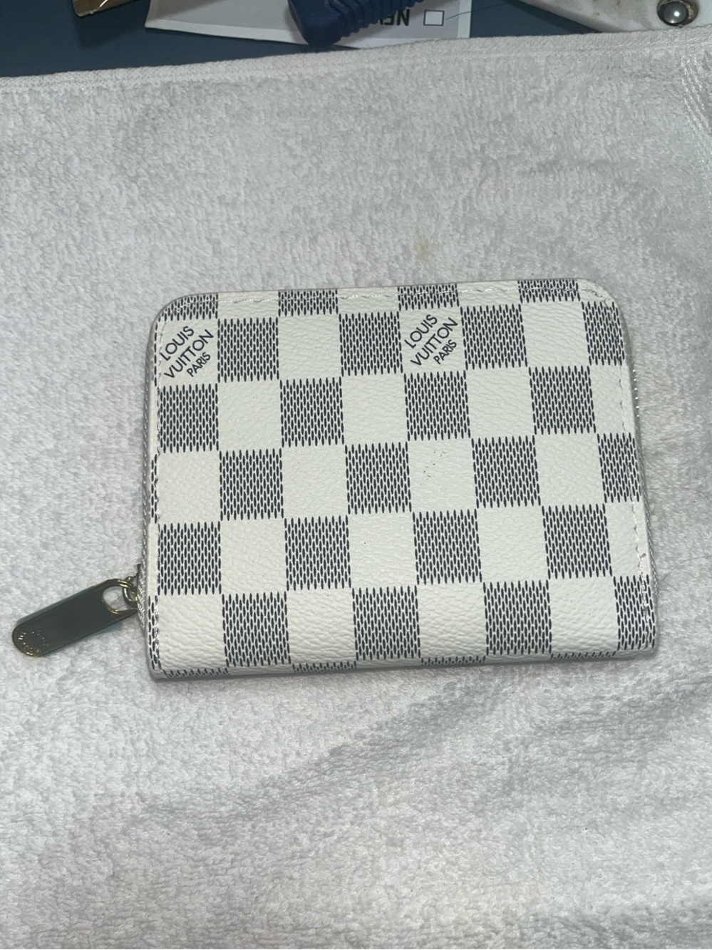 Source Unknown White and Gray Checkered Zip Card Holder